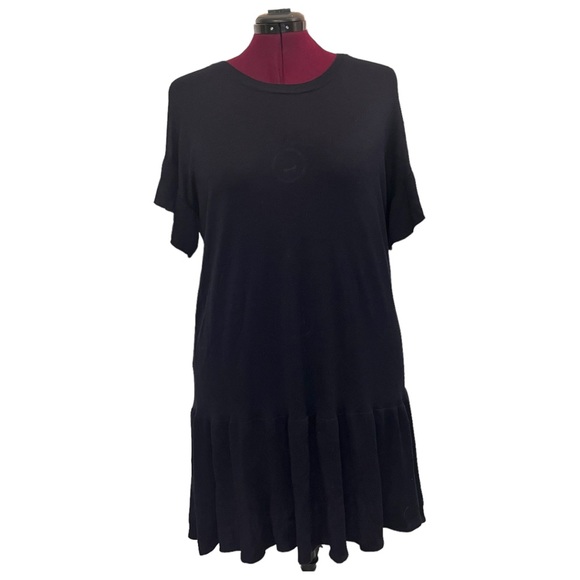 H&M Dresses & Skirts - H&M Lightweight Short Ruffle Sleeve Knit Dress in Navy